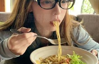 黑料爆料网，观看的时候我甚至开始琢磨这些瓜的幕后黑手，是谁呢？