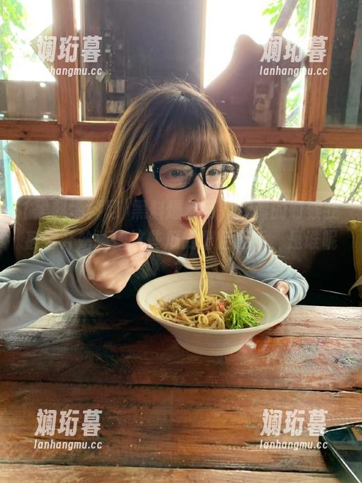 黑料爆料网 黑料爆料网,观看的时候我甚至开始琢磨这些瓜的幕后黑手,是谁呢?