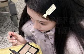 黑料社首页：直接下载最新八卦，吃瓜速度快到飞起！
