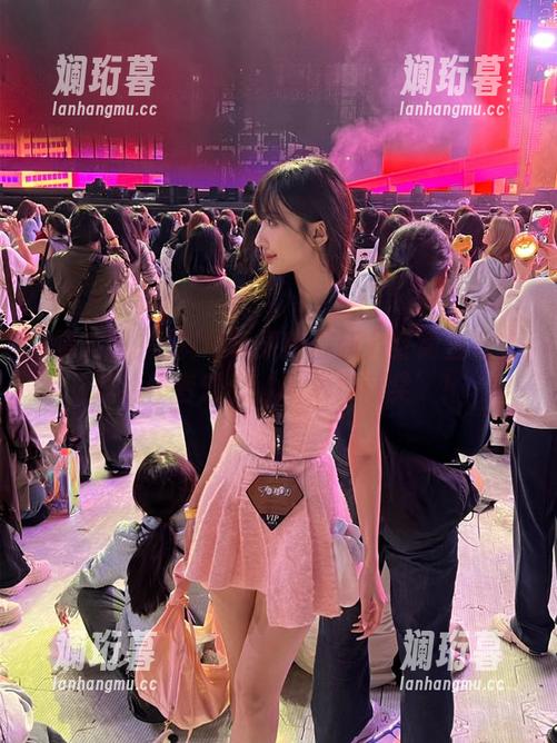 黑料网 黑料网苹果版最新八卦简直让人想给作者颁个‘艺术贡献奖’!